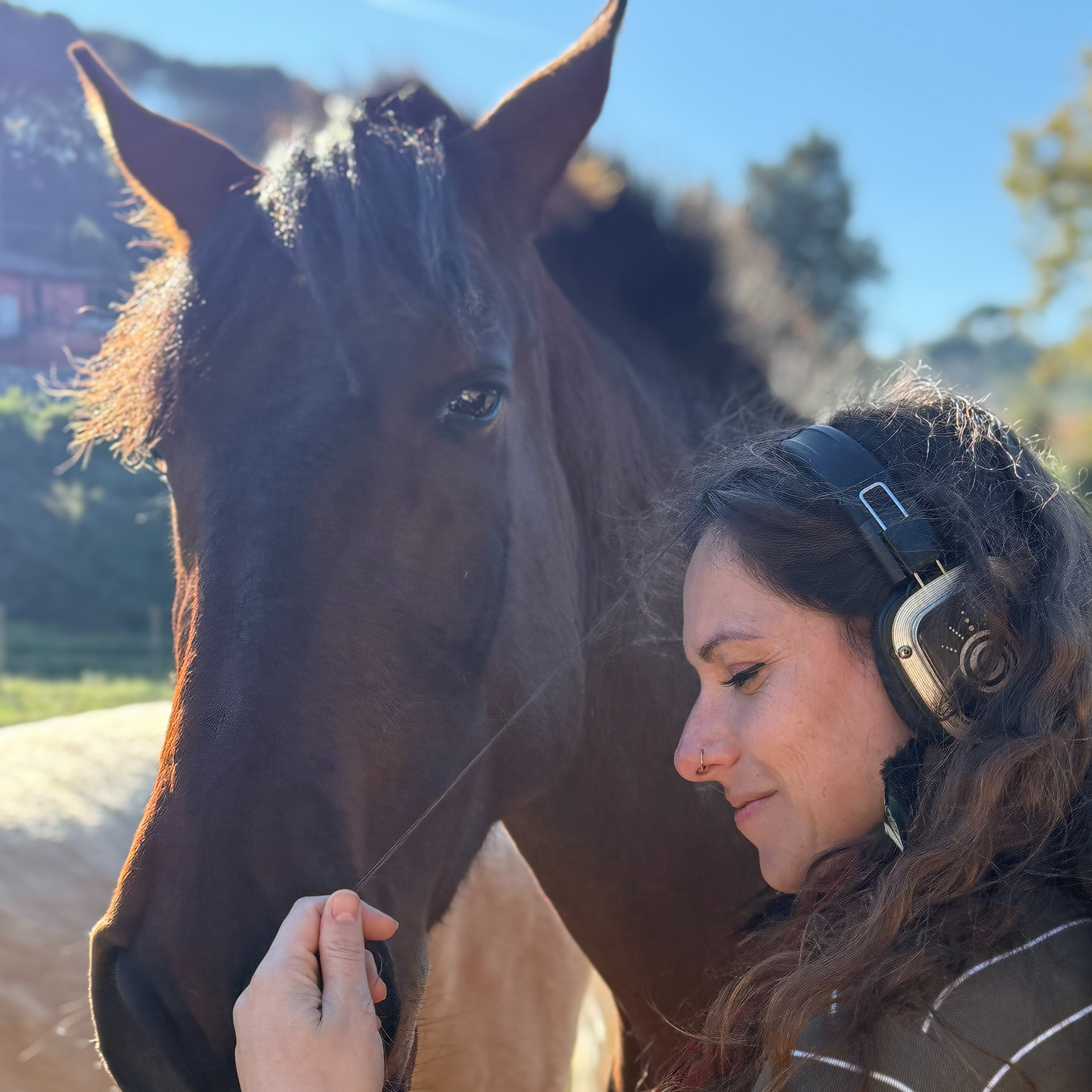 DANZA CON AURICULARES ENTRE CABALLOS LIBRES · 18 DE ABRIL, ECE GOLDEN BARCELONA ·Reserva mi plaza thumbnail