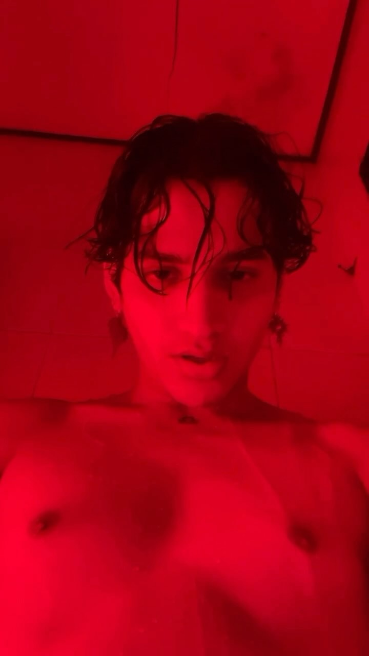 •Red is forever my color 🚿🍒🍷🌹