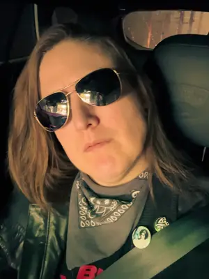 The royal treatment only when you’re out with me babe👑💜 #wlw #gay #queer #datingadvice #nonbinary 