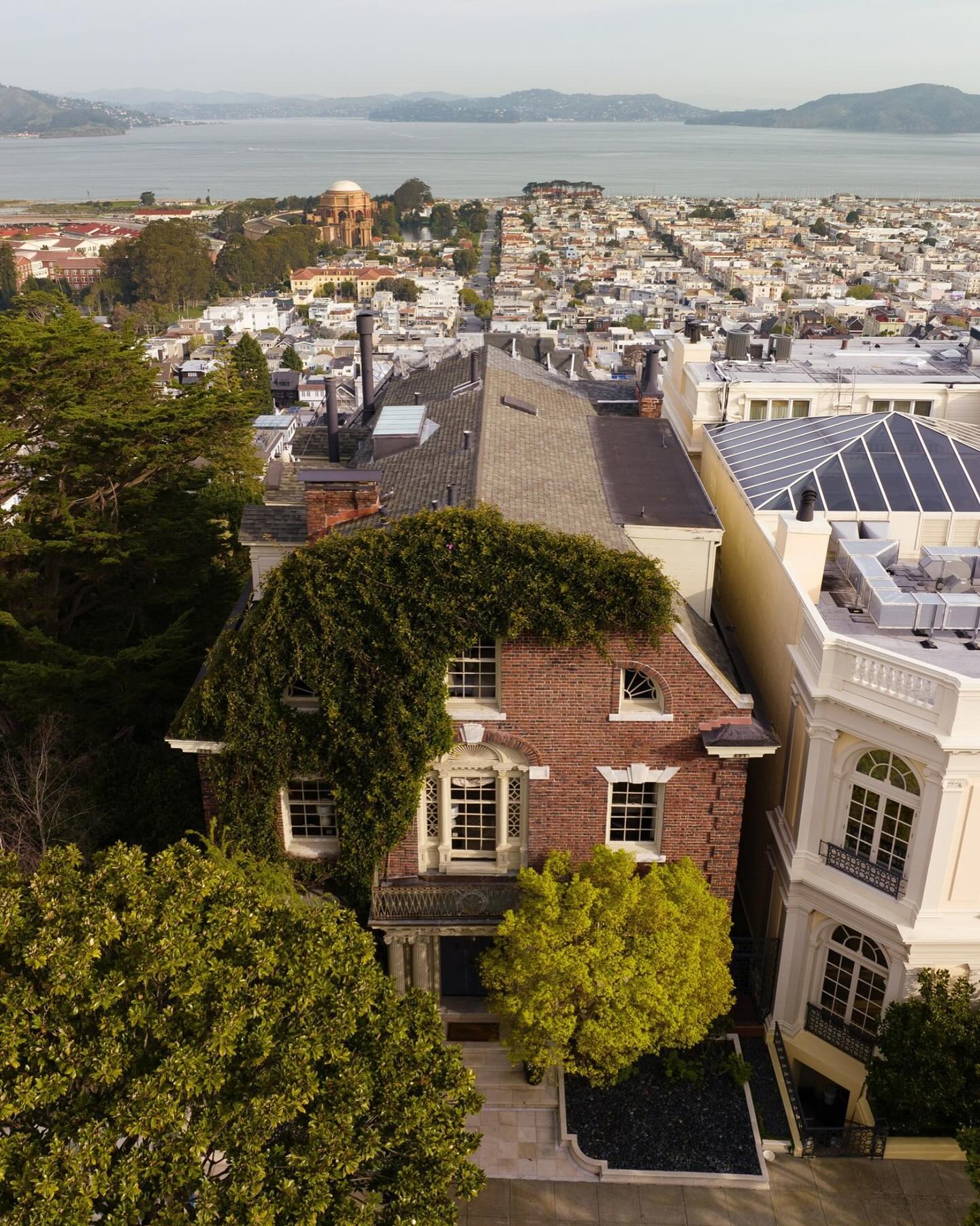 Swipe to see me and my spectacular listing at 2898 Broadway get in the holiday spirit with a little help from AI 🎅🏻🎄

28