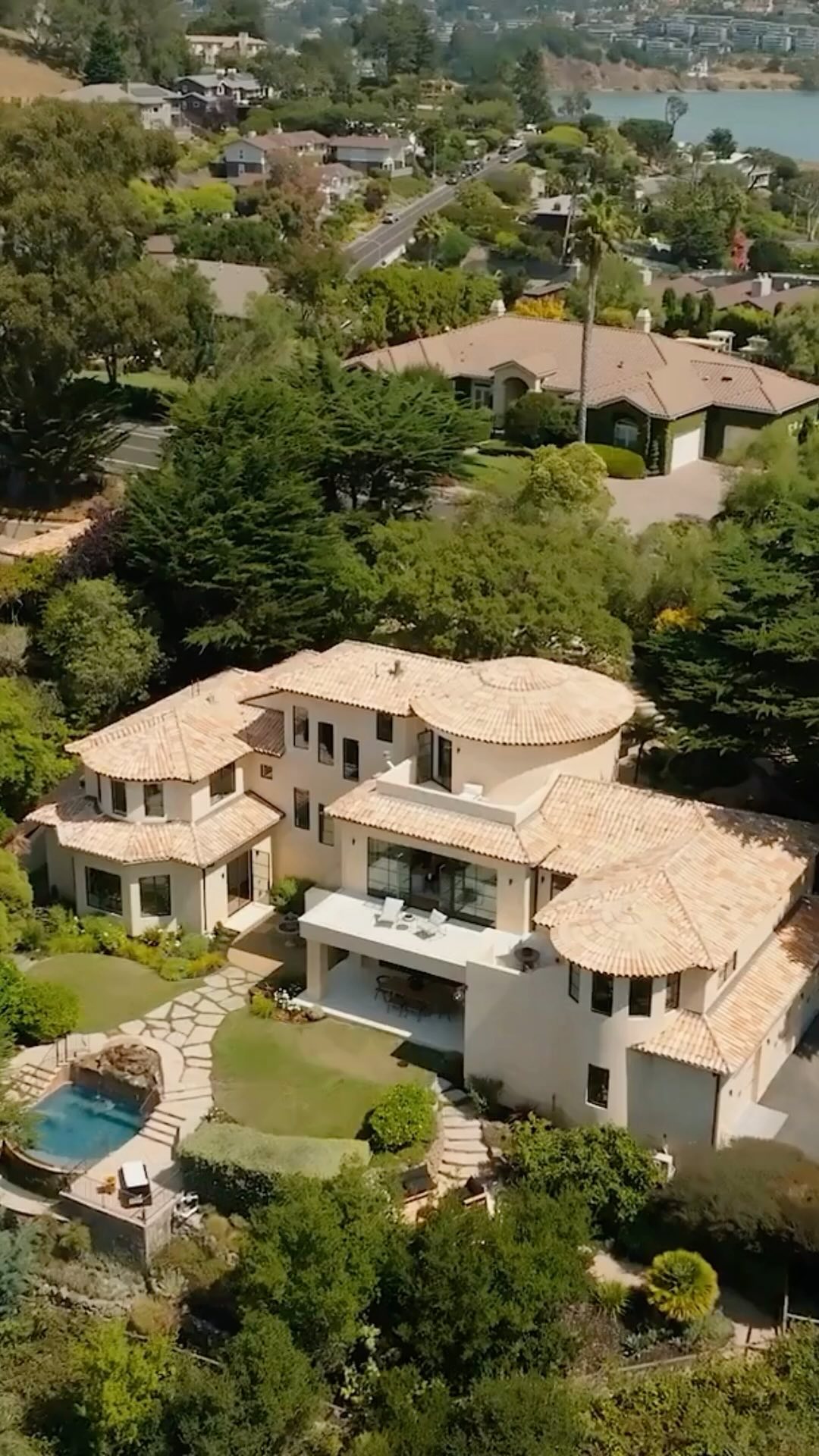 Dreaming of this Spanish Mediterranean mansion in Mill Valley 💭

608 Seminary Drive, Mill Valley

5 Bed | 4 Full + 2 Hal