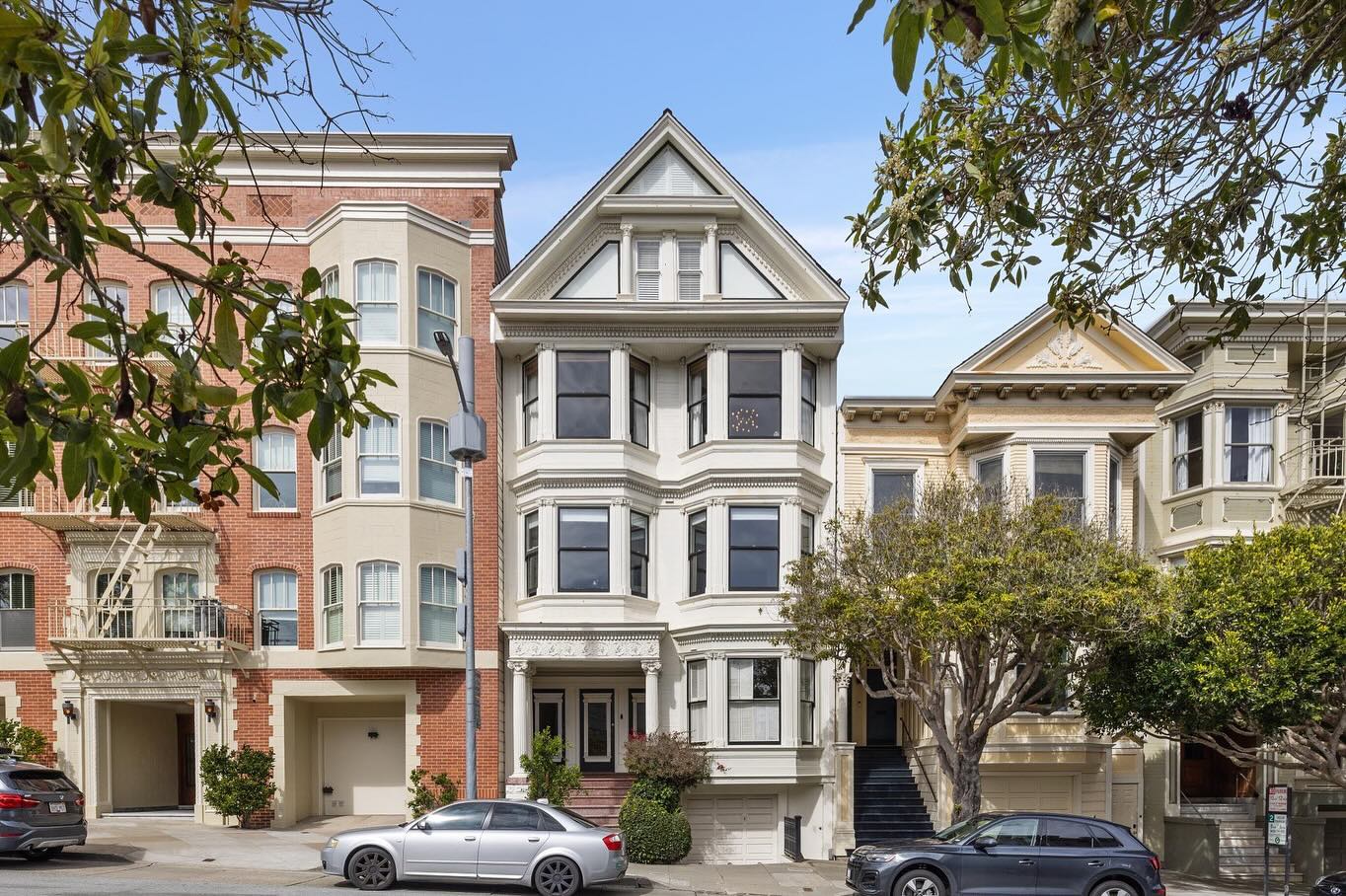 Just listed in Pacific Heights! Welcome home to 3130 Clay Street 🏡

This captivating 2 level penthouse is ideally locate