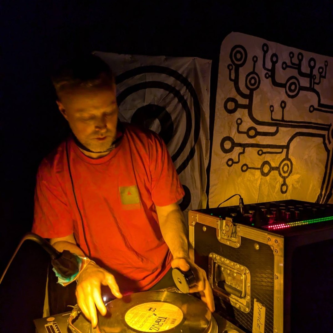 @d_a_n_b_e_a_n and @jojohnson.tinysilences representing Bleep43 at Freerotation last weekend.... 

1. Dan played a corke