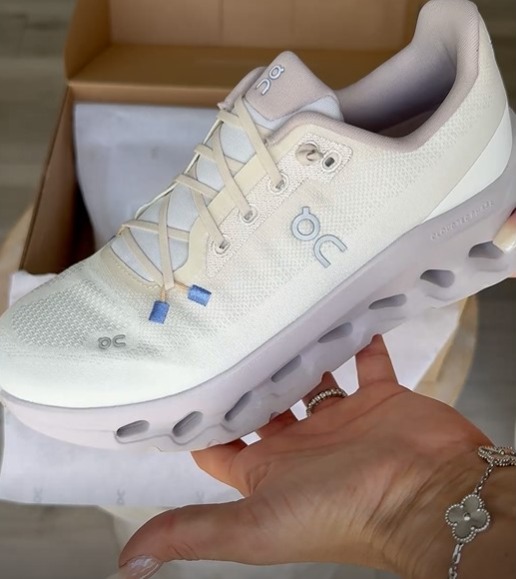 ON CLOUD SNEAKERS thumbnail