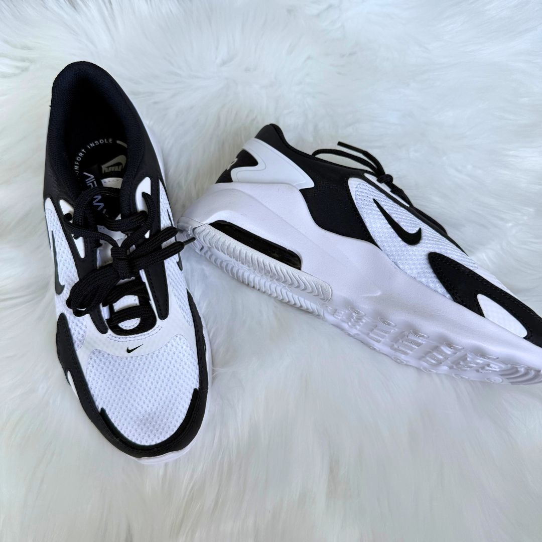 NEW NIKE SNEAKERS thumbnail