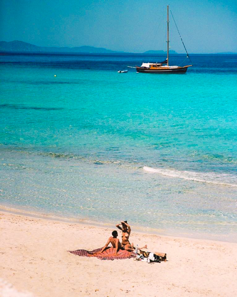 Sleeping on the beach while anchoring in pristine coves thumbnail