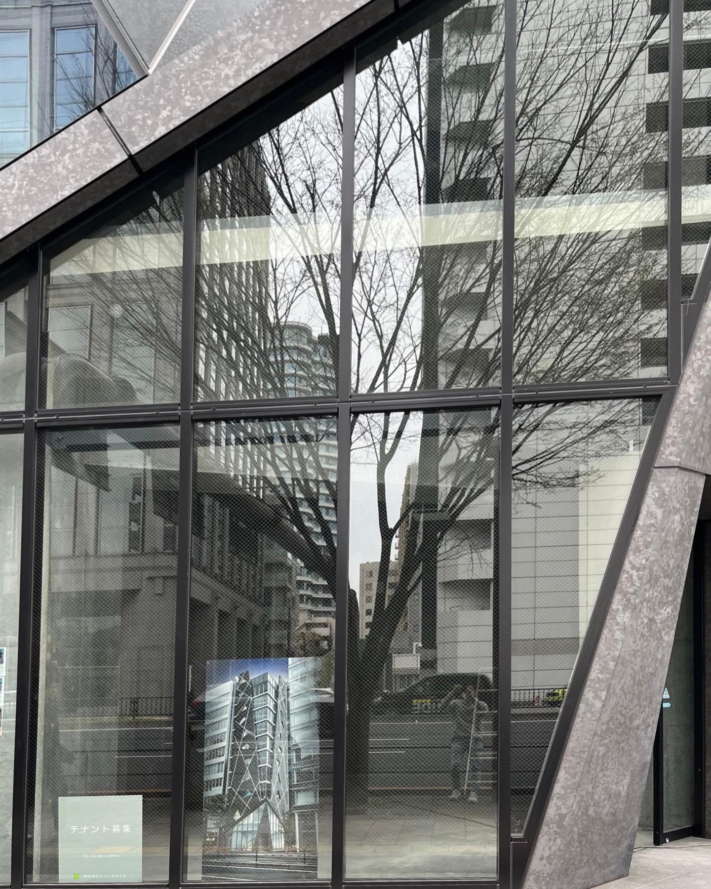 青山某ビル　外壁工事

多くのお洒落なカフェやビルが立ち並ぶ一等地青山で、周りの建物にも引けを取らない、ガラス張りが特徴的なデザイン性の高い仕上がり。夜にはライトアップされる仕様になっております。

https://www.ys-sakan