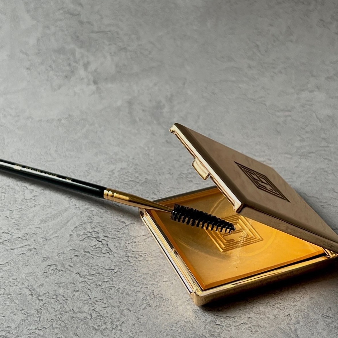 Brow Perfection on the go— containing Hyaluronic Acid + Nourishing Properties: Shea Butter, Cocoa Extract & Turmeric to 