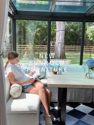 Let’s set up my sunroom with my amazing new banquette seats and table! 🤩🏡✨🤍  #sunroom#banquetteseating#breakfastnook#kit
