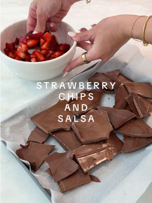 The best summer snack ☀️😍 Let’s make strawberry chips & salsa 🍓 #summerrecipe#recipe#dessert#snack#springdessert 