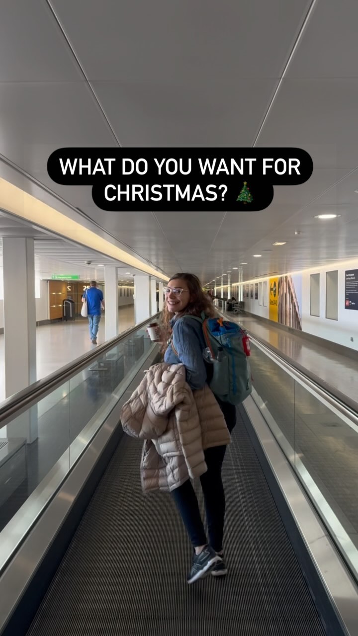 What do you want for Christmas? 🎄
.
.
#travel #travelvlog #christmas #present #flight #traveller #travelblogger #travelv