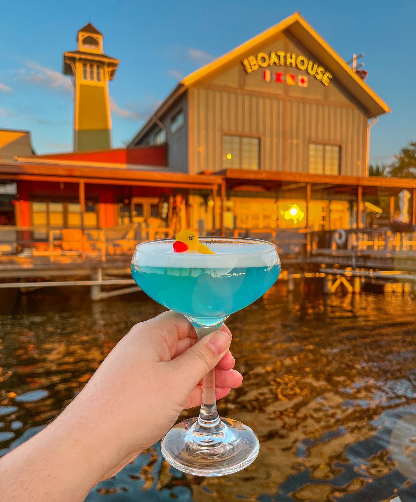 It’s Fri-YAY Yeah!☀️

Cheers 🥂to the weekend ahead!

Spring has officially sprung, which means the boathouse patio and o