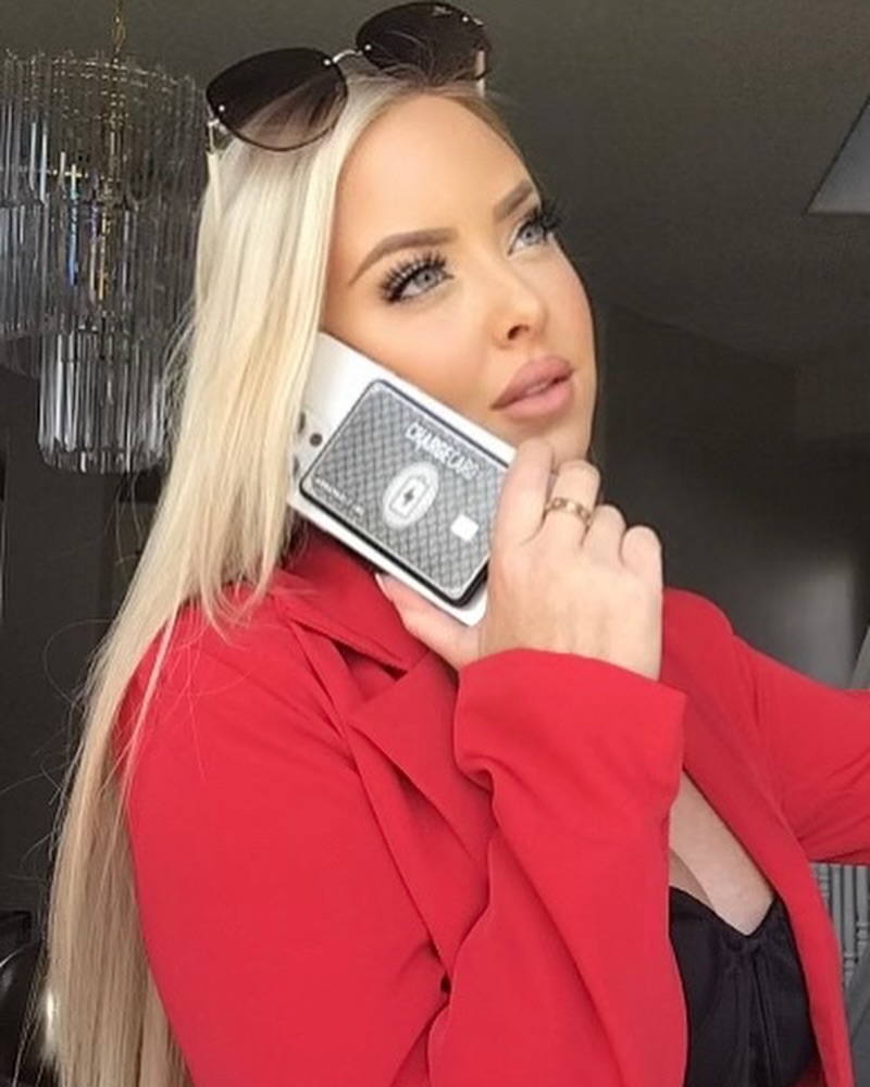 ✨ Charging up is now a Snap. The NEW Magnetic ChargeCard is a game changer. This wireless chargeable power bank is a pre