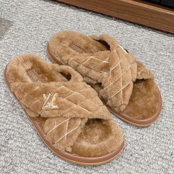 LV slippers (size down 1) thumbnail