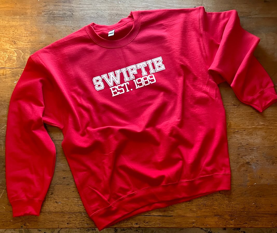 Somebody stop me from adding to my Taylor Swift collection! 🙊🎉

 This “Swiftie” crewneck has been added to the shop 🥳Gra