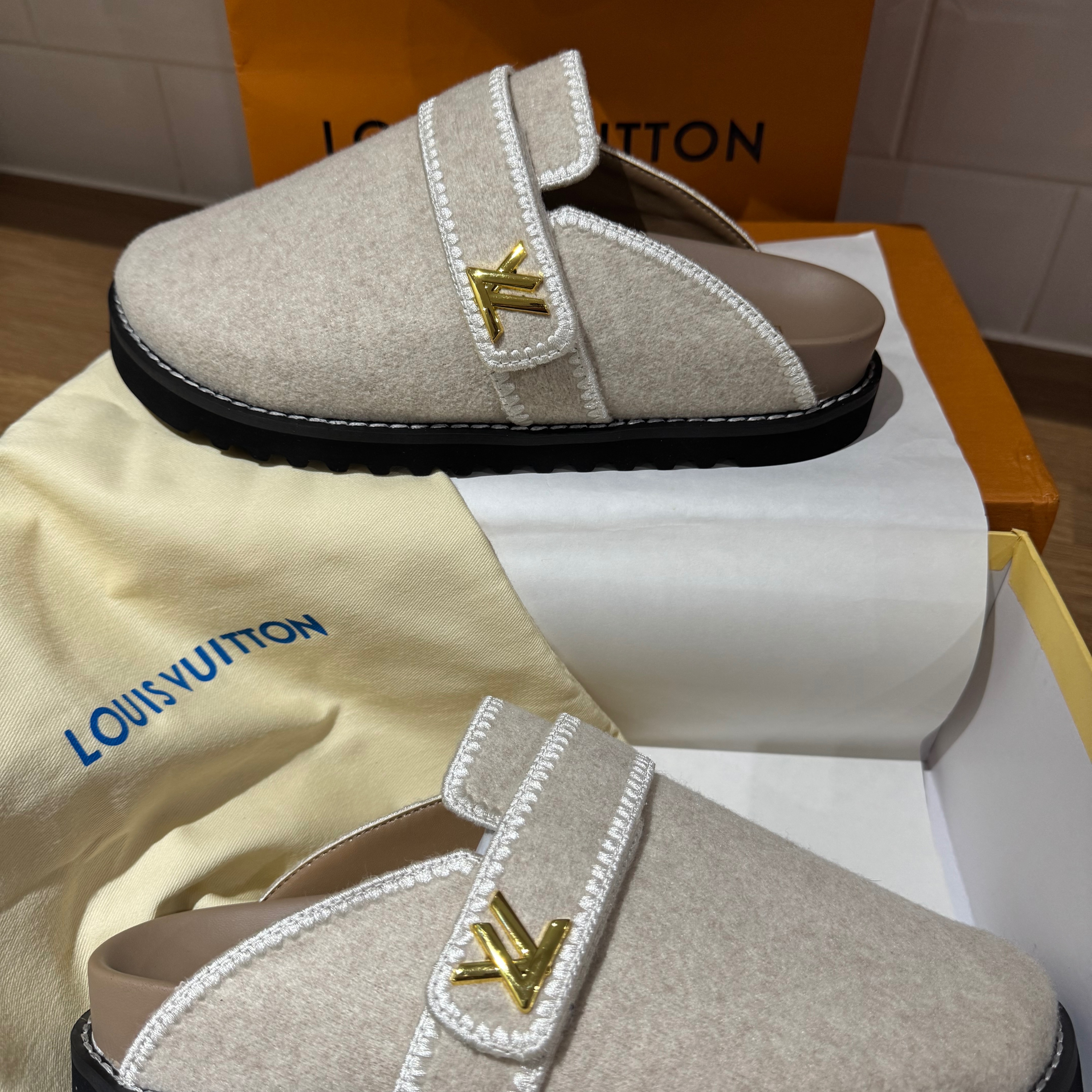 LV SLIPPERS  thumbnail