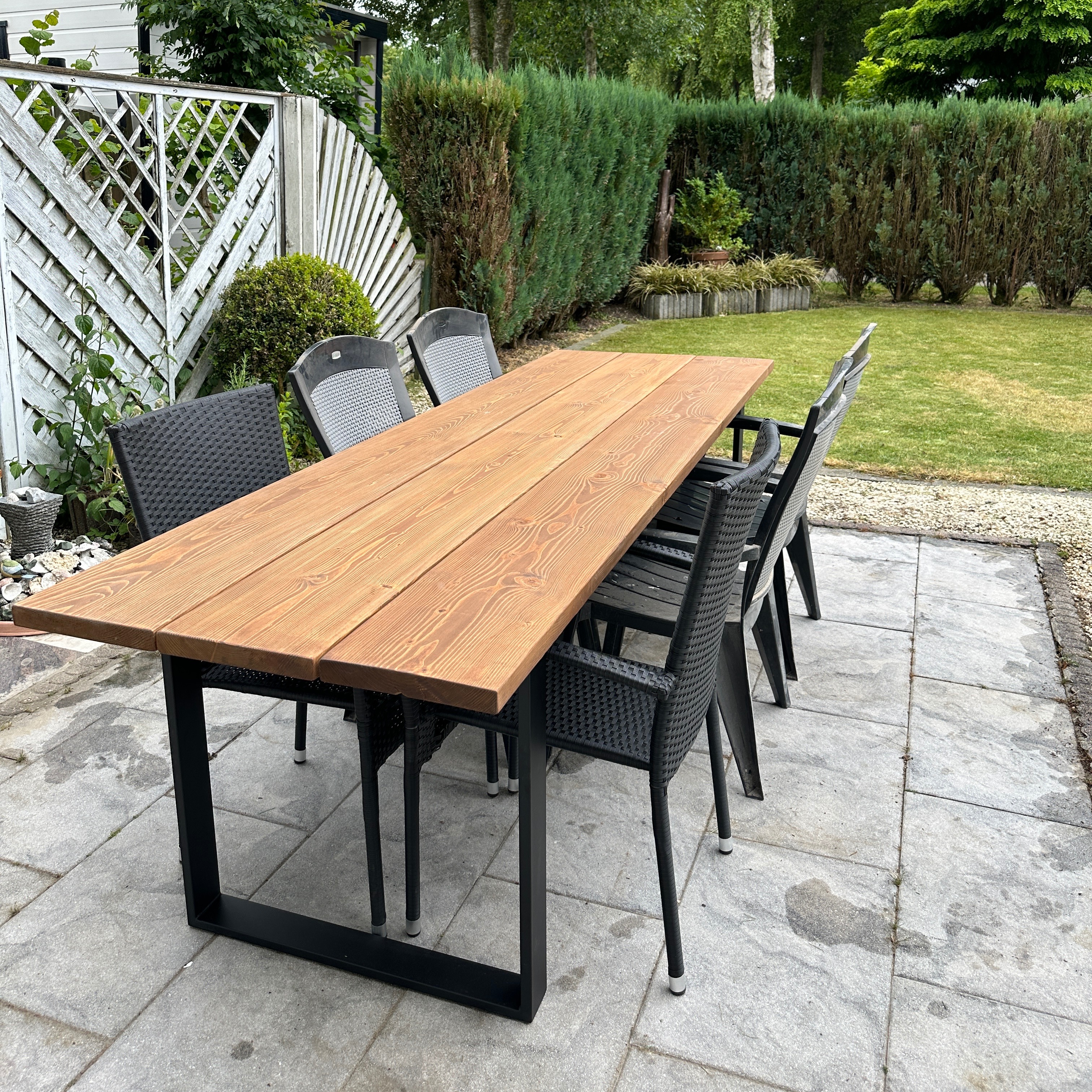 großer Gartentisch thumbnail