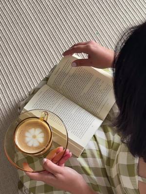 Romanticizing the quiet moments. ☁️📖 Found the perfect vintage inspired mug from @SOLA&SIENNA to match my spring morning