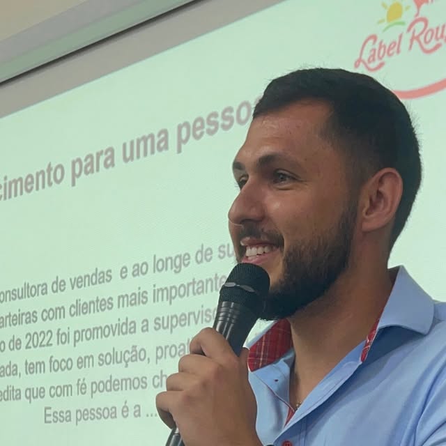 Guilherme Armanhe on Instagram: "Ser um líder é se envolver, ter escuta ativa e, acima de tudo, treinar e dar feedback, inspirando aqueles ao seu redor. A verdadeira liderança vai além de estar à frente – é estar ao lado da sua equipe em cada passo, cada desafio e cada conquista.

Liderar é ouvir, apoiar e, acima de tudo, inspirar as pessoas a alcançarem seu máximo potencial. Juntos, nos tornamos mais fortes, mais resilientes e mais capazes de transformar obstáculos em oportunidades.

E você líder, como tem liderado sua equipe no dia a dia?

#LabelRouge #Liderança #Equipe #Desafios #Oportunidades" thumbnail