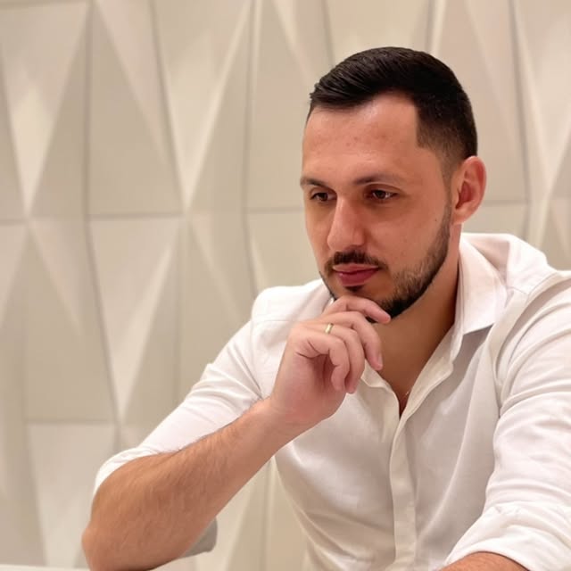 Guilherme Armanhe on Instagram: "A cultura da agilidade é algo que valorizamos muito por aqui. A rapidez nas decisões e a flexibilidade nas ações nos permitem atender às necessidades do mercado e oferecer o melhor para nossos consumidores. Cada membro da nossa equipe é incentivado a ser proativo e focado nos resultados, sempre com a qualidade que a Label Rouge representa. Agir com agilidade é garantir que nosso processo esteja sempre alinhado com as exigências de nossos clientes, sem perder a tradição e o cuidado que nos definem. 

#CulturaDaAgilidade #LabelRouge #ExcelênciaEmTudo" thumbnail
