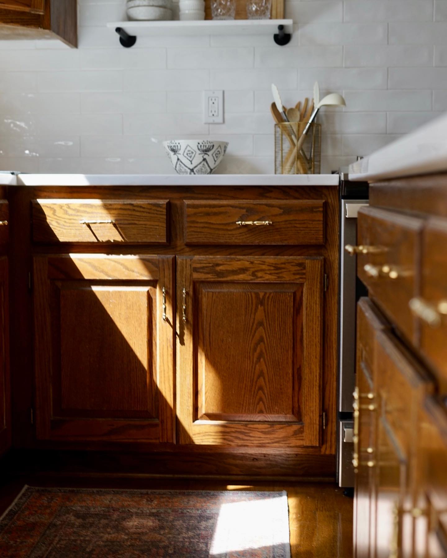 When brass hardware meets wooden cabinets 🤝🏼🤎✨ In love with this combo! 

•
•
•

#brasshardware #oakcabinets #kitchendes