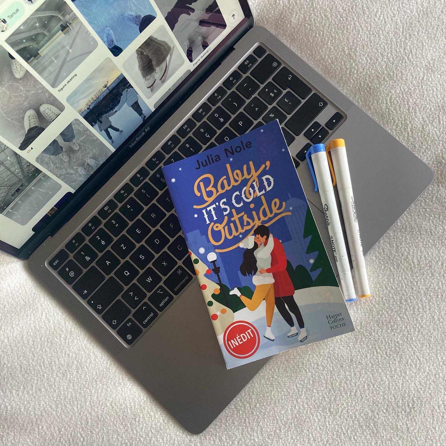 Baby, it’s cold outside - @julia.nole 

(service presse) @collectionet.h 

★★★★/5

Une superbe romance de Noël qui nous 