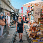 PASSEIO MERCADO DO TREM e MERCADO FLUTUANTE em BANGKOK na Tailândia thumbnail