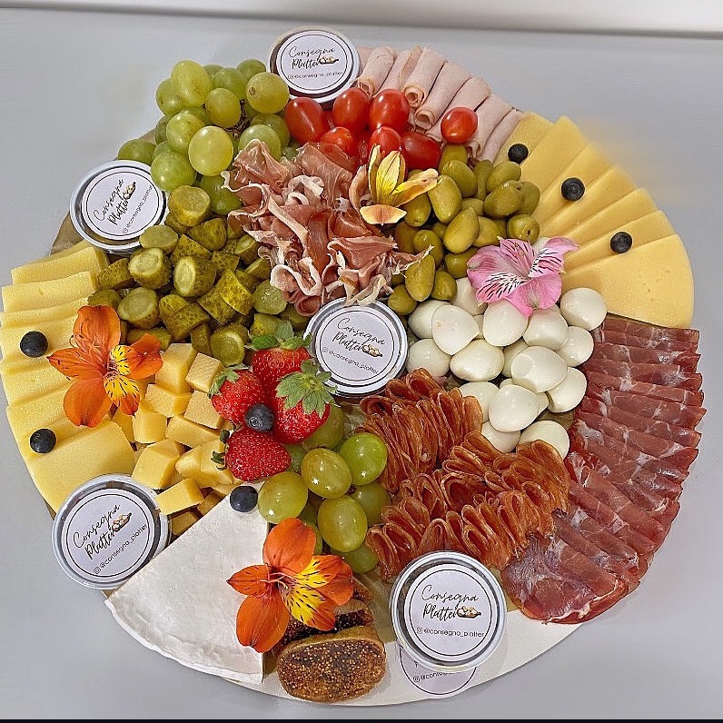 Delicie-se com nossas tábuas de frios, montadas artesanalmente com queijos selecionados, embutidos, frutas frescas e itens gourmet.  thumbnail
