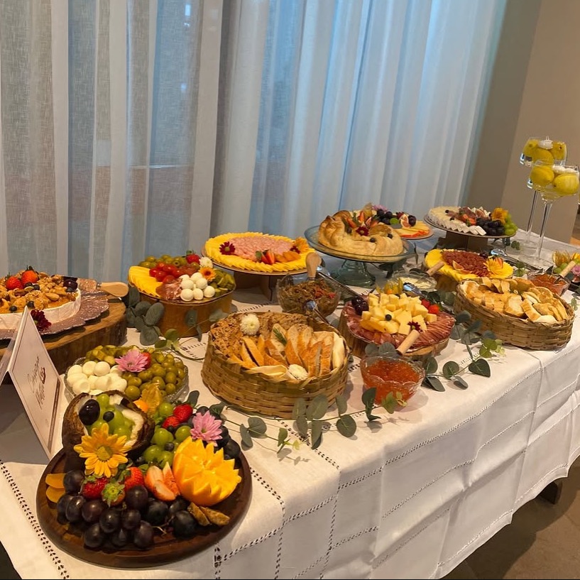 Organizamos eventos com atenção total aos detalhes, oferecendo mesas de frios, cestas personalizadas, catering e buffet para transformar qualquer celebração em uma experiência inesquecível. thumbnail