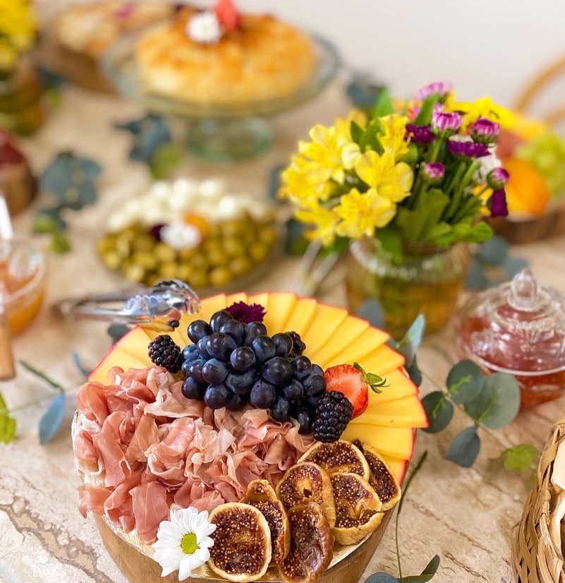 Encante seus convidados com nossa Mesa de Frios  montada artesanalmente com queijos selecionados, embutidos, frutas frescas e itens gourmet. Ideal para aniversários, brunchs, eventos corporativos e confraternizações, nossa mesa combina sabor, elegância e apresentação impecável. thumbnail