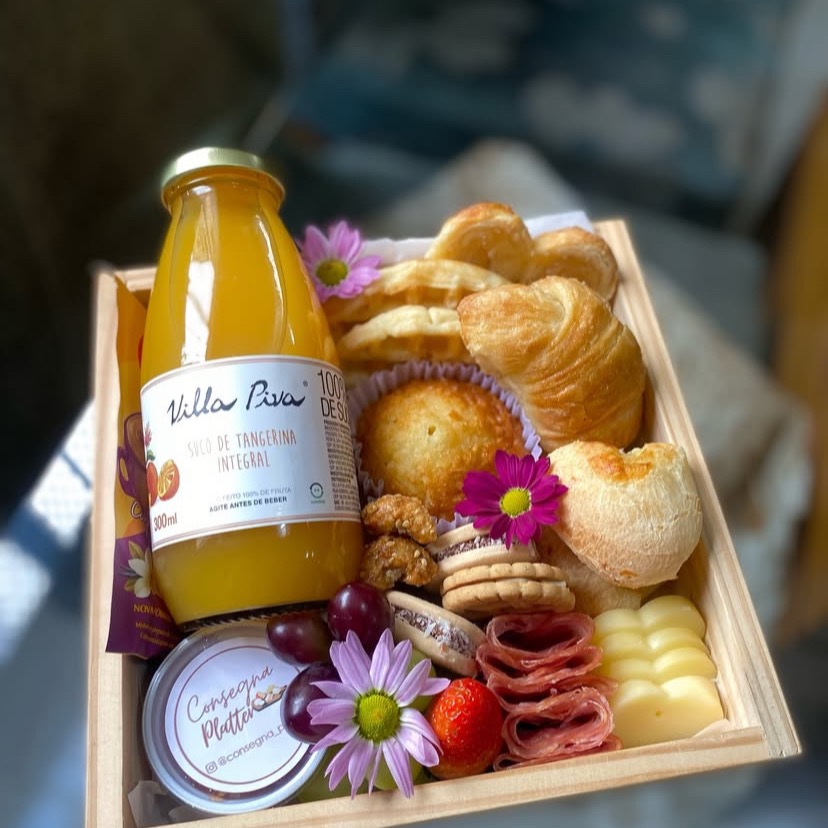 Surpreenda quem você ama com nossas cestas de café da manhã artesanais  montadas com itens frescos, pães, frutas, doces e bebidas selecionadas. Ideal para presentes, aniversários, datas especiais e eventos corporativos. thumbnail