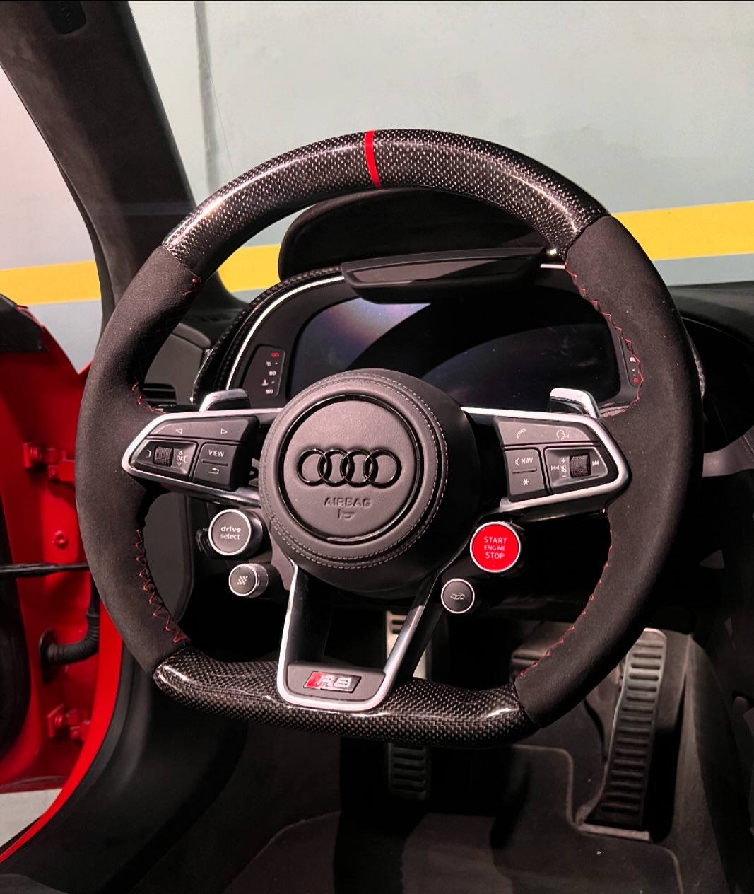 Volante R8 feito em fibra de carbono e Alcântara nas laterais 🔥🔥

#audibh 
#audir8bhe