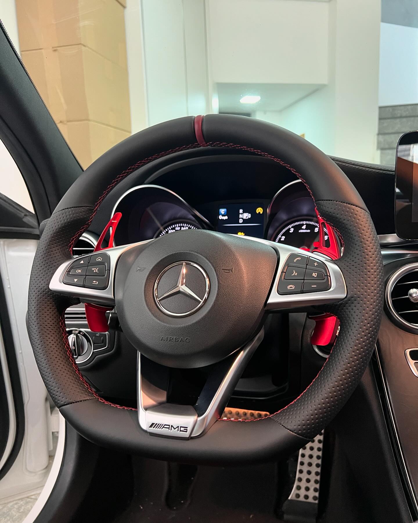 C300 amg ,fizemos o volante em couro de micro fibra material importado de alta qualidade 🔥🔥 arrasta pro lado !! 

#merce