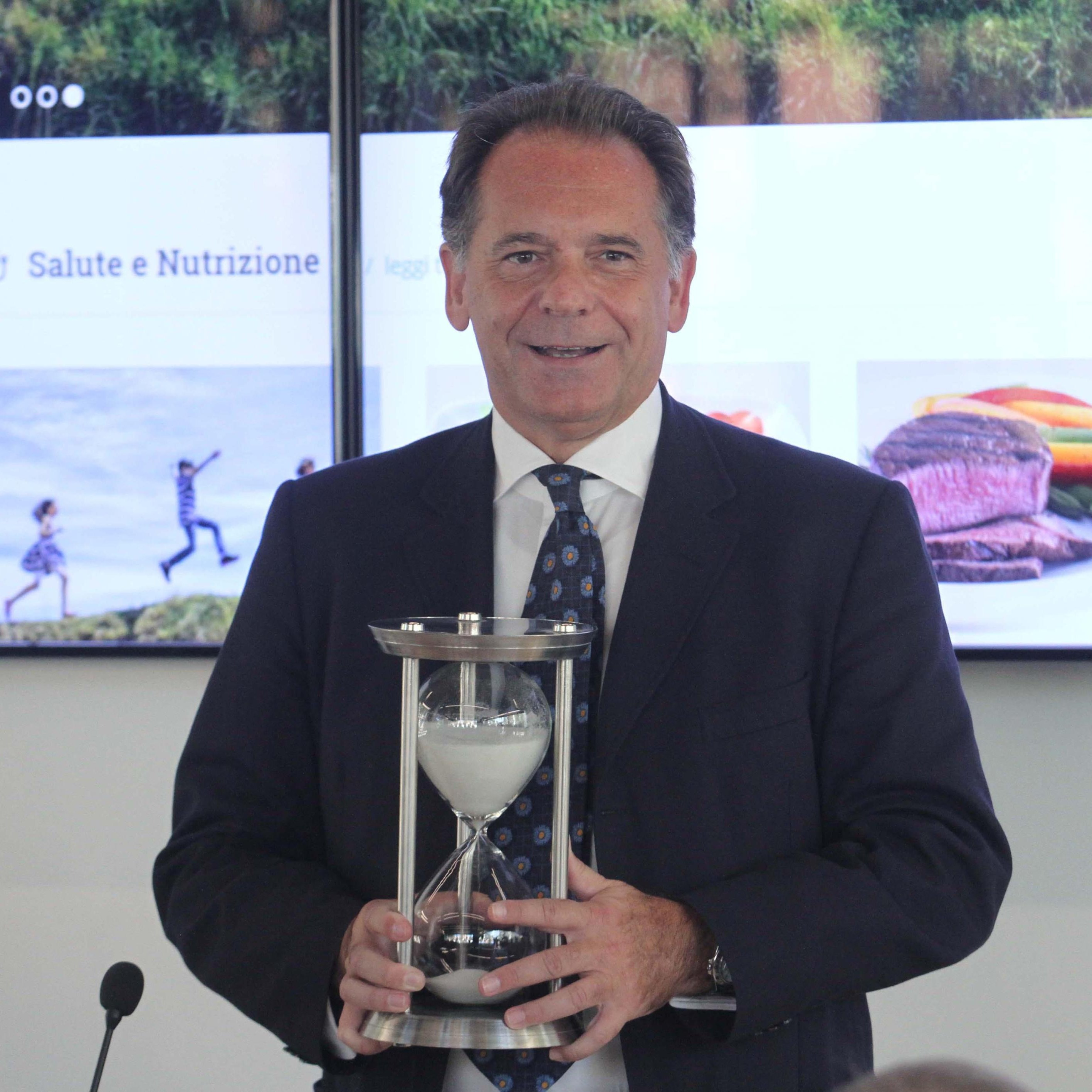 "Verginità posteriore", glutei marmorei, De Martino e Siffredi. Cecchi Paone si spoglia in diretta.  thumbnail