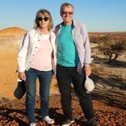 La storia di Tony e Maureen che hanno attraversato il mondo senza soldi e inventato Lonely Planet thumbnail