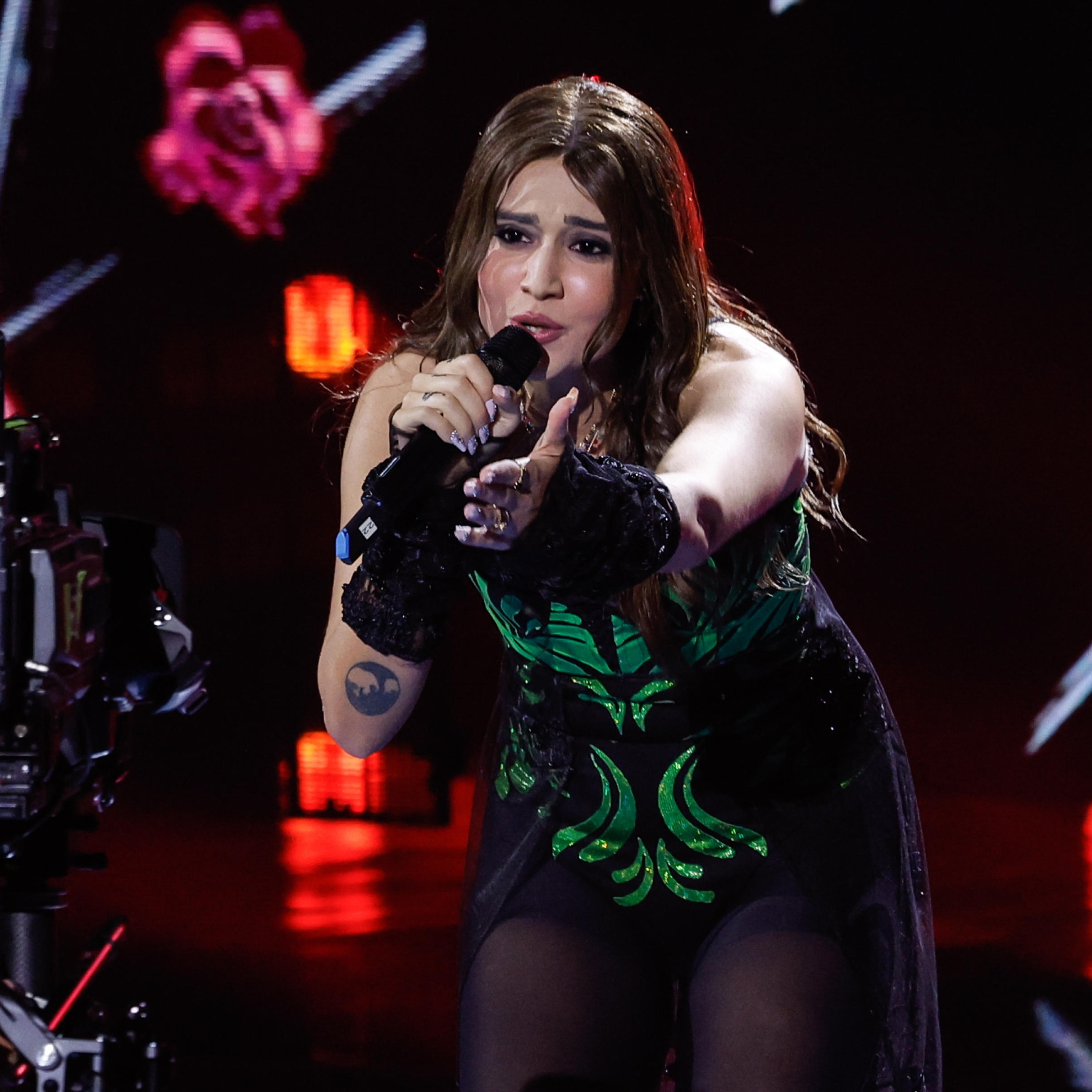 "Mi siete mancati": il lento ritorno di Angelina Mango, sul palco con Olly emozionato. E nell'orto, con Marta thumbnail