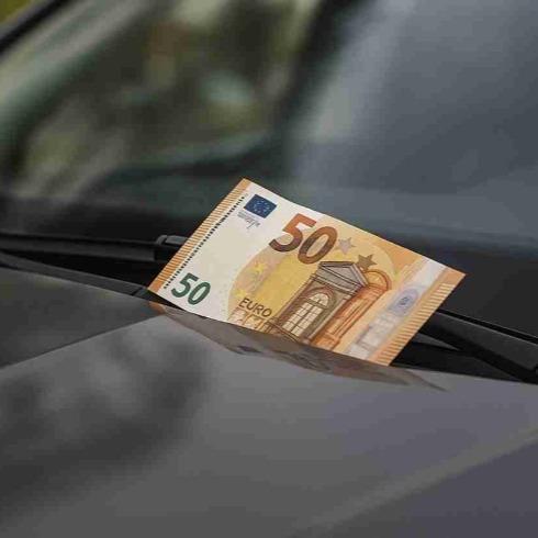 Banconota sul tergicristallo? Attenti alla truffa: ecco come evitare la trappola thumbnail