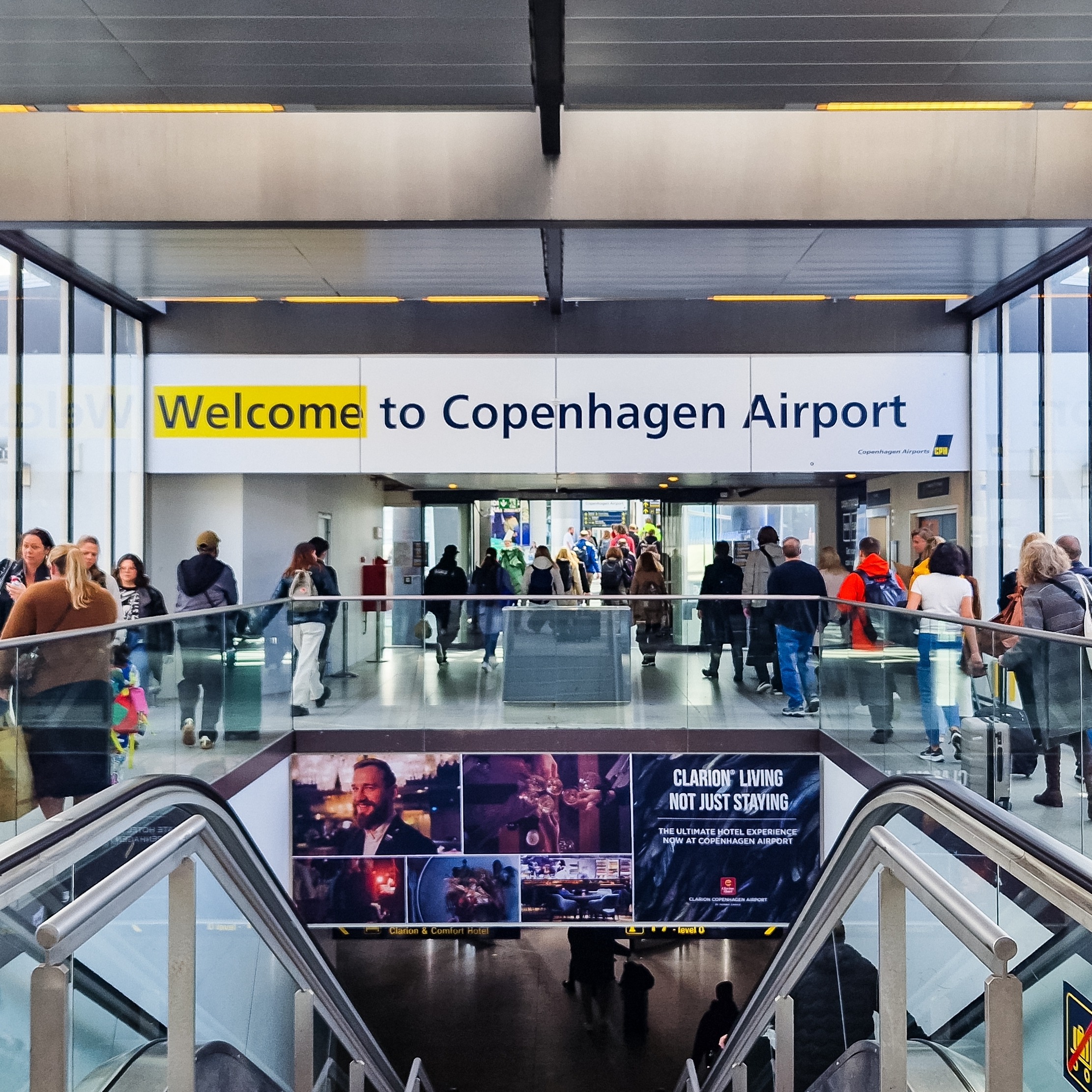 Droni avvistati negli aeroporti di Copenaghen e Oslo, scali chiusi e poi riaperti dopo ore. Zelensky: "E' stata la Russia" thumbnail