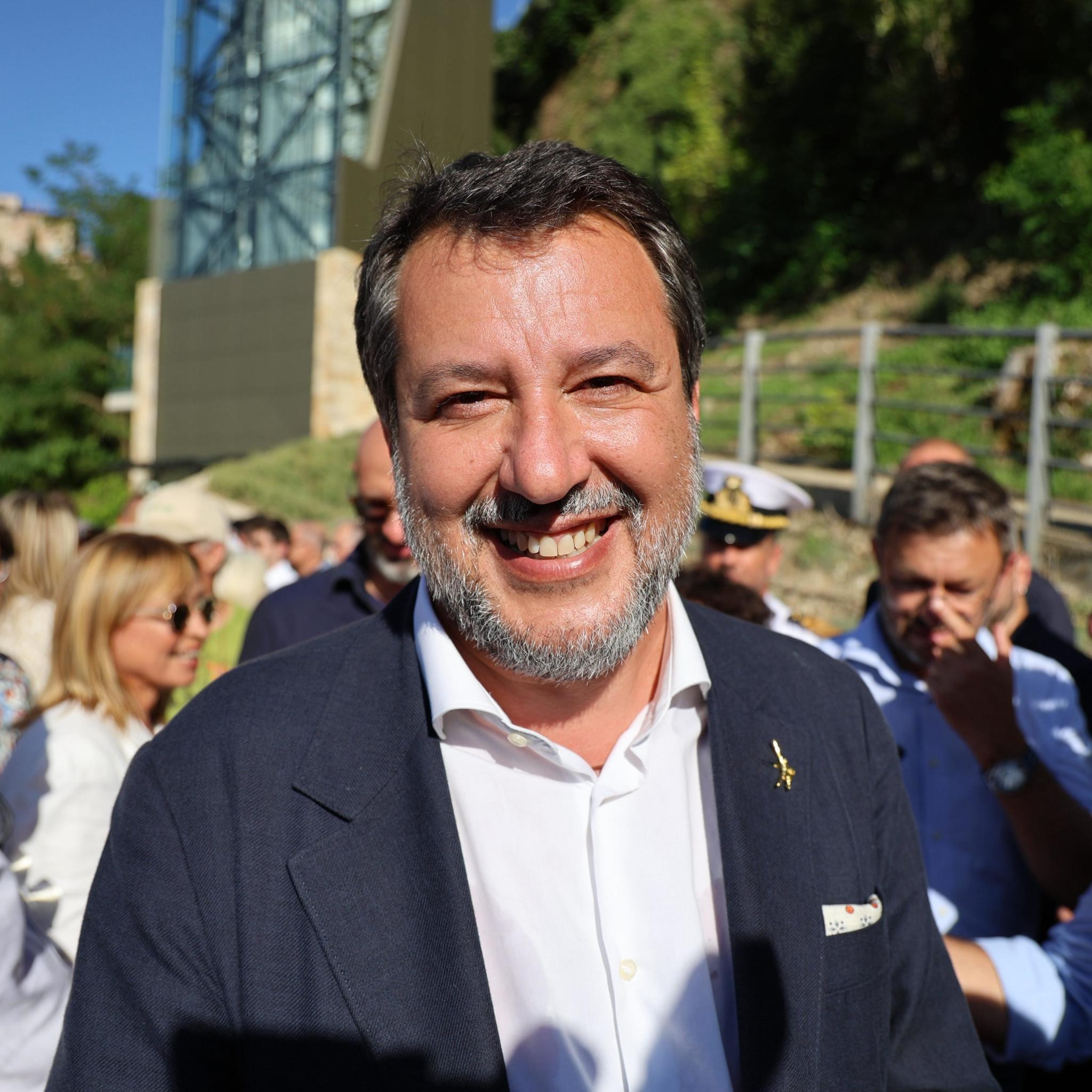 Salvini vuole il permesso di soggiorno a punti per gli stranieri. Qual è l'idea e perché ci sono punti oscuri thumbnail