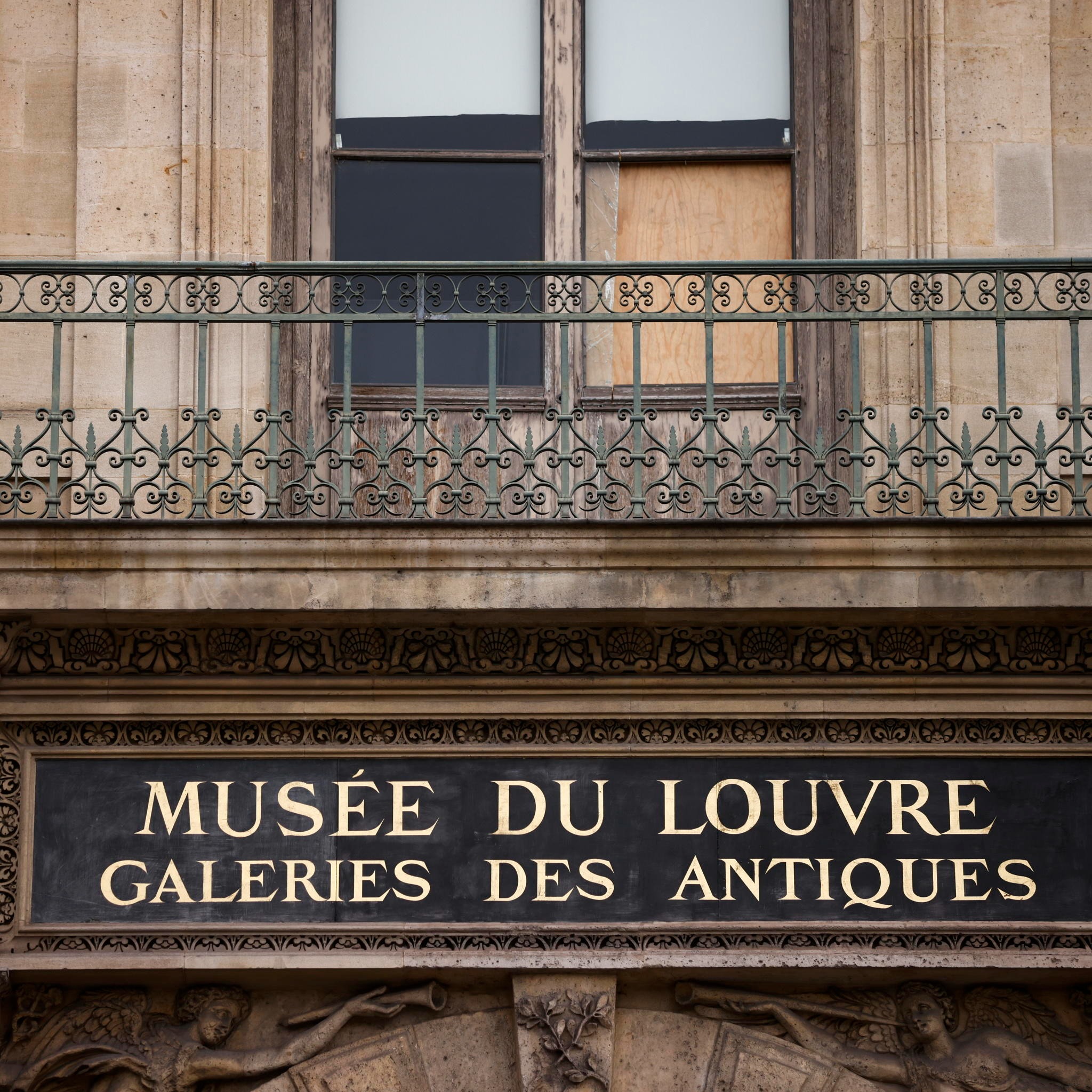Furto al Louvre, ecco quanto valevano i gioielli della corona. Il blitz in sette minuti thumbnail