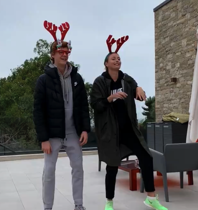 "Sapevo che un giorno te ne saresti pentito”, l'omaggio tutto da ridere di Sharapova per Sinner vincitore a Wimbledon thumbnail