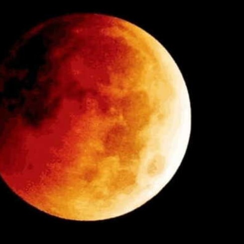 Arriva la Luna di sangue: quando ci sarà, orari, fasi e dove vederla in Italia. I consigli su come fotografarla thumbnail