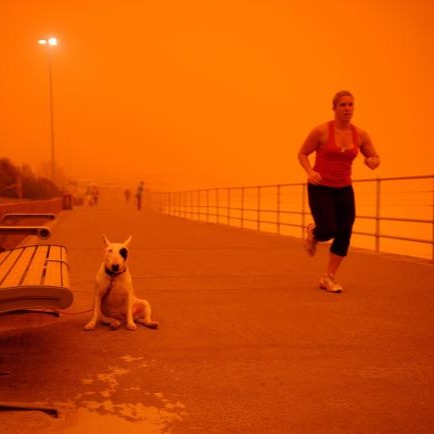 Il ciclone che tinge di rosso sangue il cielo: le foto incredibili che sembrano scattate su Marte thumbnail