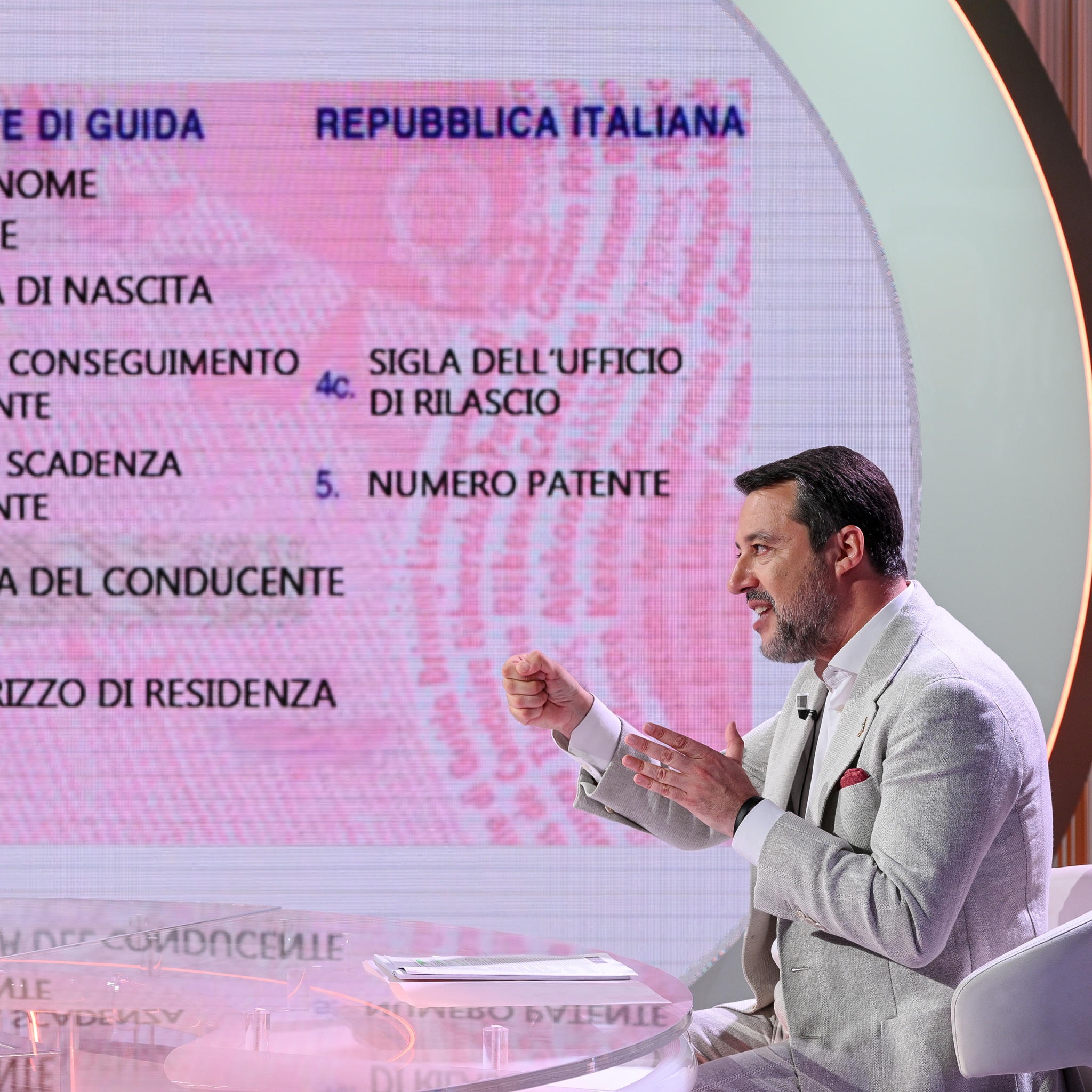 Patente di guida, dal 1° novembre cambia tutto: potranno prenderla anche i 17enni ma sarà più costosa thumbnail