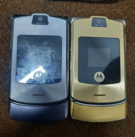 Listen to 2 phoneS thumbnail