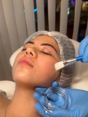¡Despierta la piel radiante que llevas en ti! 💫 Prueba nuestro peeling de Ferulac 🔥 ✔️ Reduce las arrugas y las líneas f