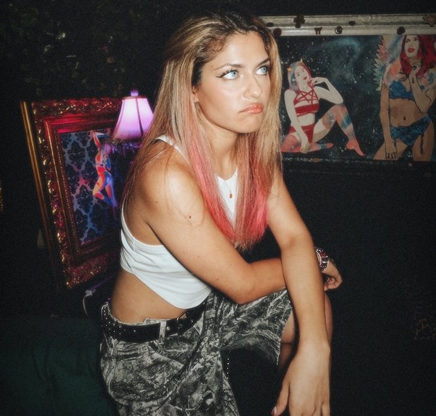 KARLA SRO influencer chilena entra a la escena rock desde Miami con su nuevo single iNSiDE thumbnail