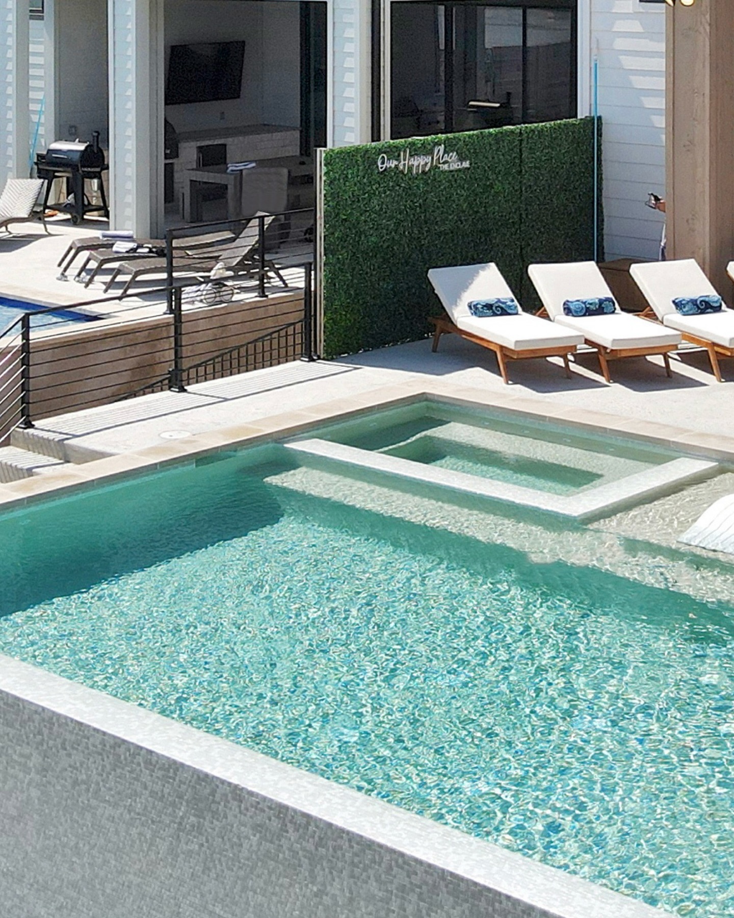 Working remote at 𝑻𝑯𝑬 𝑬𝑵𝑪𝑳𝑨𝑽𝑬 has its benefits. 

•Plenty of places to host meetings with the ultimate backdrops
•Compli