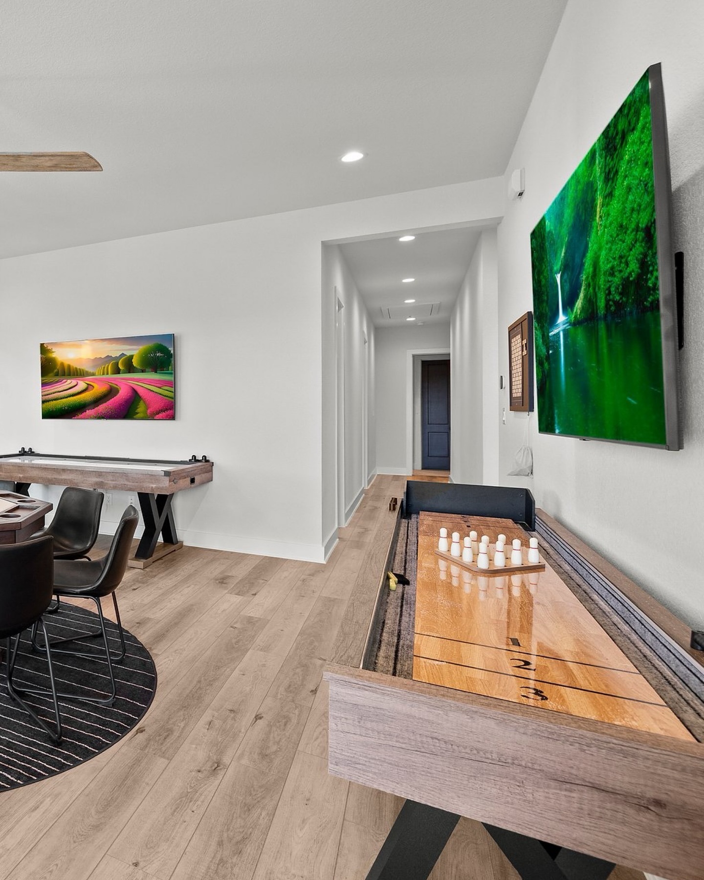 𝑻𝑯𝑬 𝑬𝑵𝑪𝑳𝑨𝑽𝑬 is booking for summer NOW!

Stay lakefront on the always level Lake LBJ! Level lake means dry season or not,