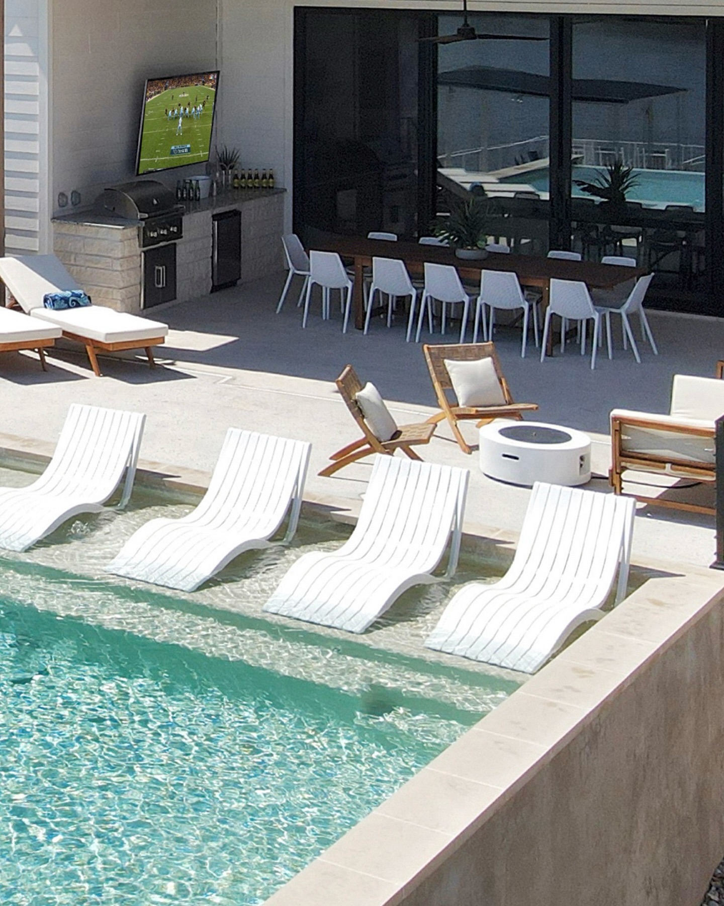 Who are you lounging in the pool with? 
Tag them below ⬇️